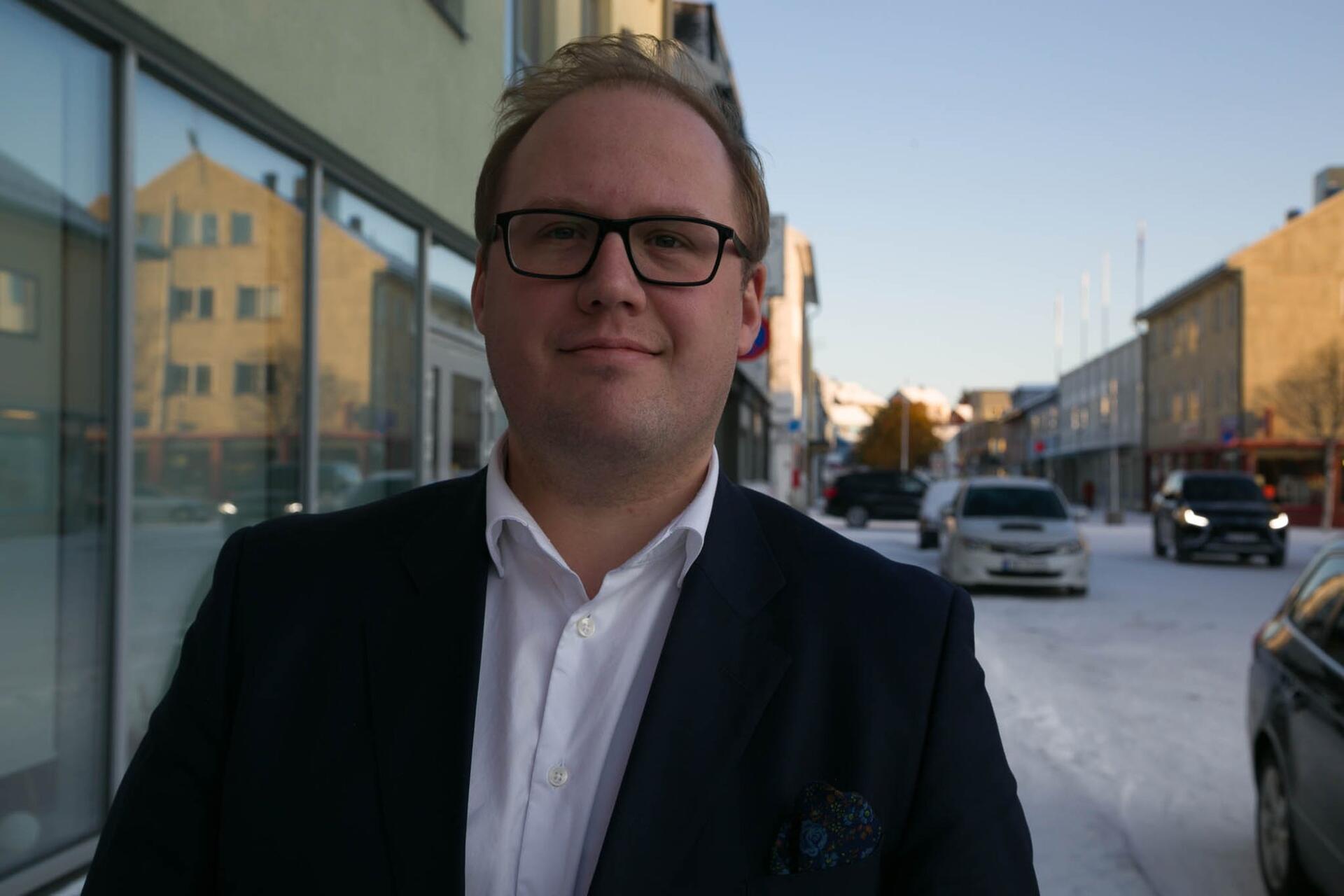 SELGER EIENDOMMEN: Morten Henriksen, advokat og eiendomsmegler i Frost advokatfirma, selger hotellet i Neiden. Han forteller om en tomt med stort potensiale, og han har foreløpig sett svært lite til spøkelser. Foto: Tor Sandø
