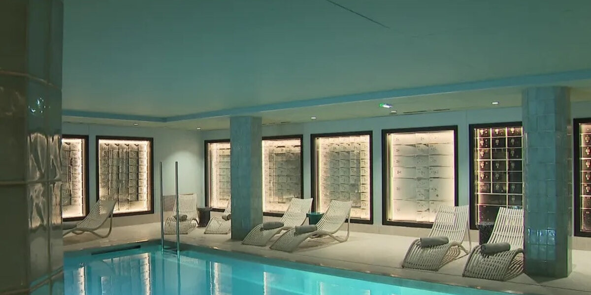La piscine au sous-sol de l'établissement,