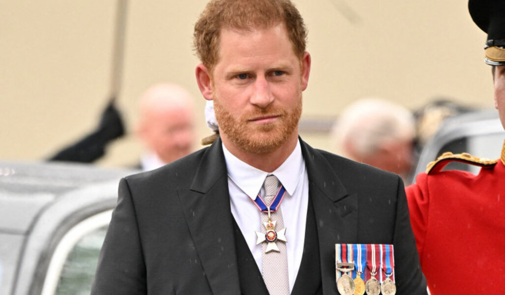 Le Prince Harry menacé par une harceleuse cachée dans les toilettes d'un hôtel