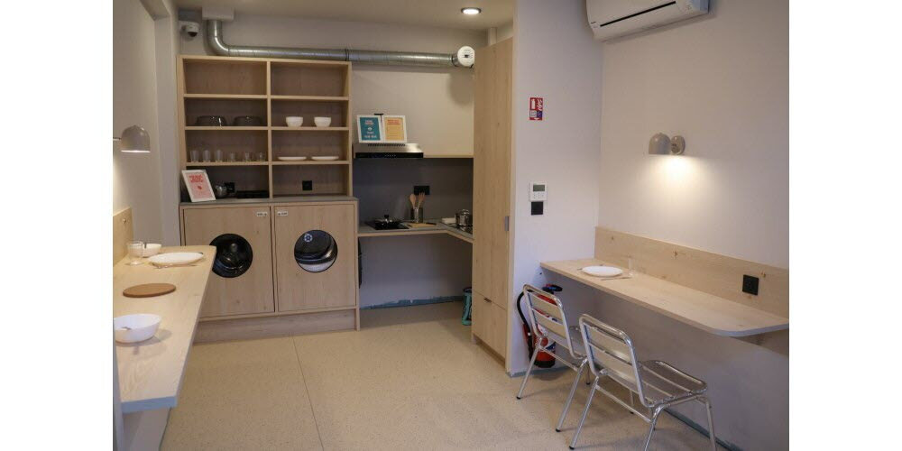 parmi-les-differents-espaces-de-vie-de-l-etablissement-on-peut-citer-la-presence-d-une-cuisine-partagee-ou-les-visiteurs-peuvent-preparer-leur-repas-ou-laver-leur-linge-photo-nicolas-durdilly-1762971797
