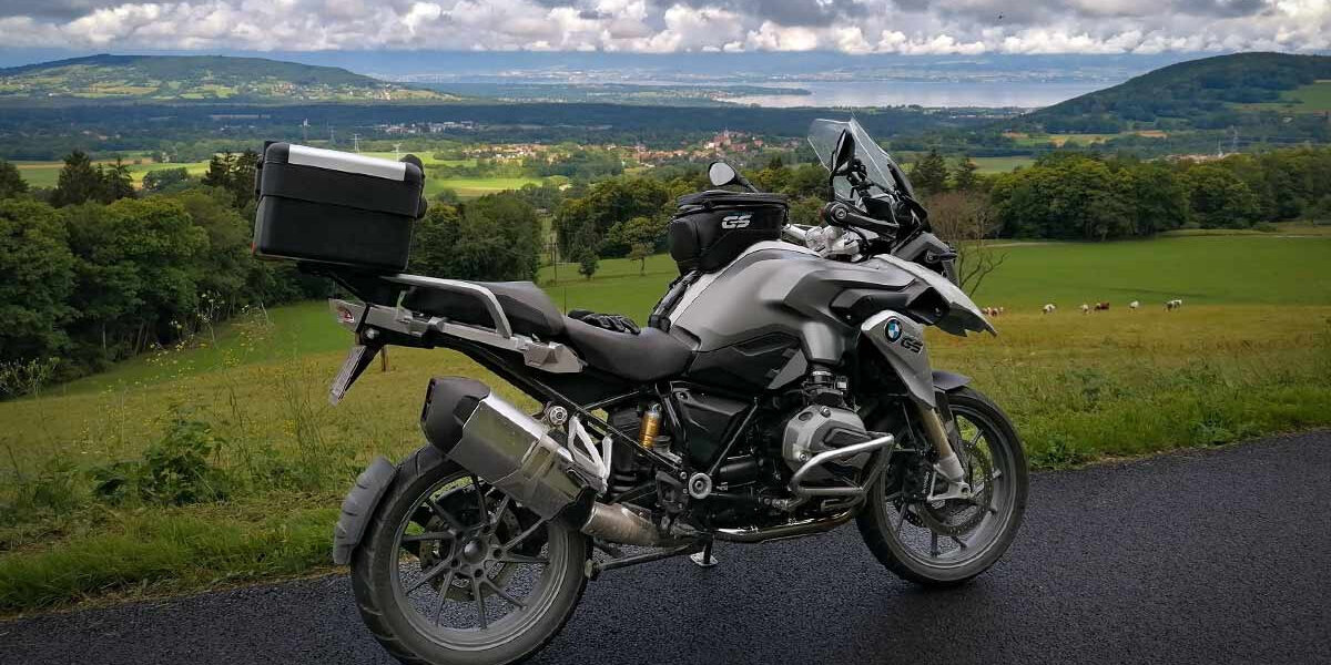 Les motos haut de gamme appartenaient à des touristes étrangers. Elles étaient volées sur les parkings de grands hôtels des Alpes.