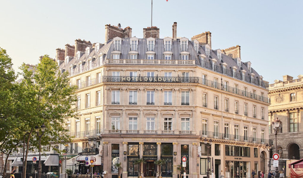 À Paris, ce superbe hôtel situé en plein cœur de la capitale accueille la nouvelle saison d’Emily in Paris