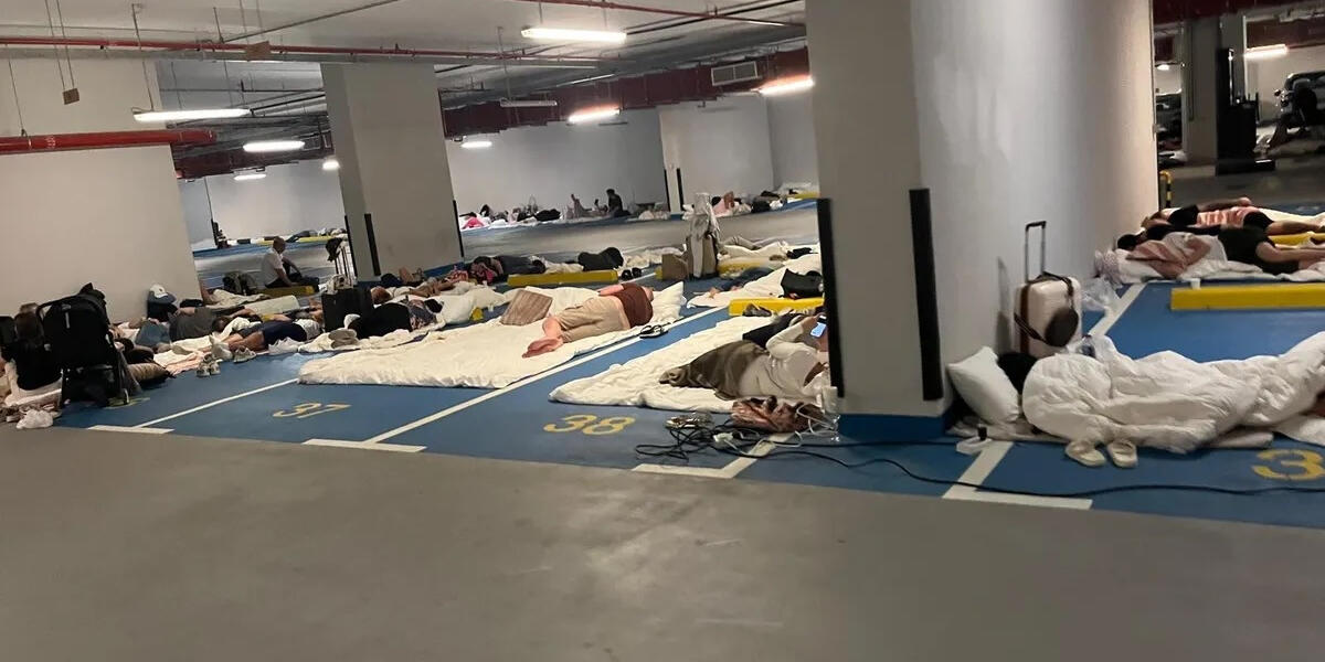 Guerre au Moyen-Orient - On a dormi dans le parking souterrain de l’hôtel%22, l'impossible retour des touristes bloqués après la fermeture de l’espace aérien