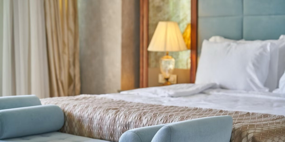 Une escroquerie bien rodée - il se faisait passer pour un riche homme d'affaires dans des hôtels de luxe et partait sans payer