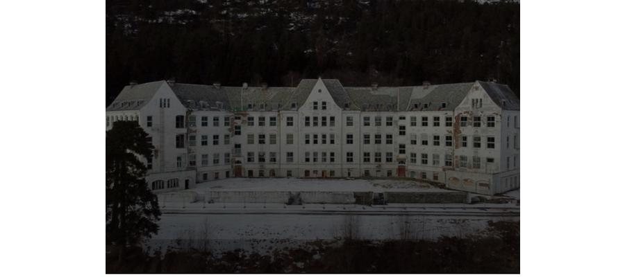 I over 100 år har det sett utover fjorden