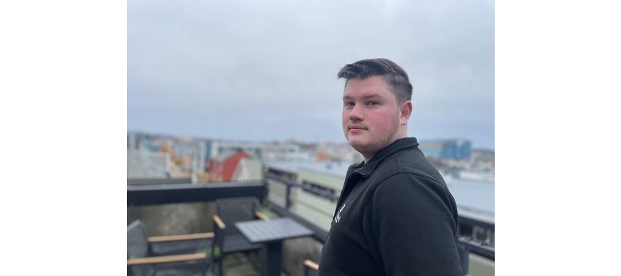 23 år gamle Daniel er hotellsjefen på det gamle hotellet