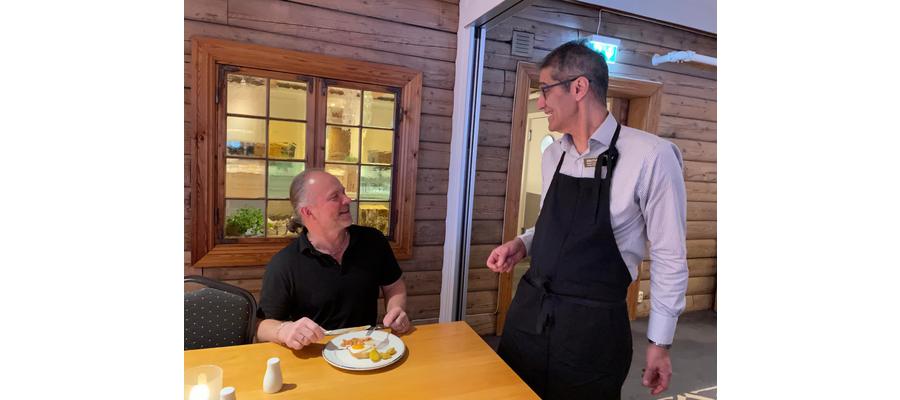 Frokostservitøren Knutur (63) ble feiret av 3.000