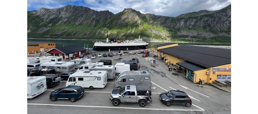 Turistboom gir fergekaos – overnatter på fergeleiet