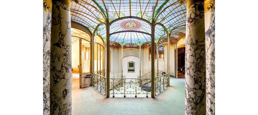 Avec ses jeux de lumière et ses formes inédites, ce bâtiment bruxellois inscrit au patrimoine mondial de l’UNESCO cache un trésor d’Art nouveau que vous n’avez sûrement jamais remarqué