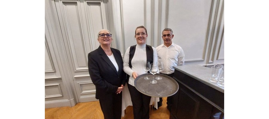 Des demandeurs d’emploi deviennent cuisiniers et serveurs dans une école hôtelière pour un déjeuner éphémère