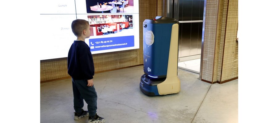 « Ils font ce pour quoi un humain n’a pas de valeur ajoutée » : dans cet hôtel, les robots font le service