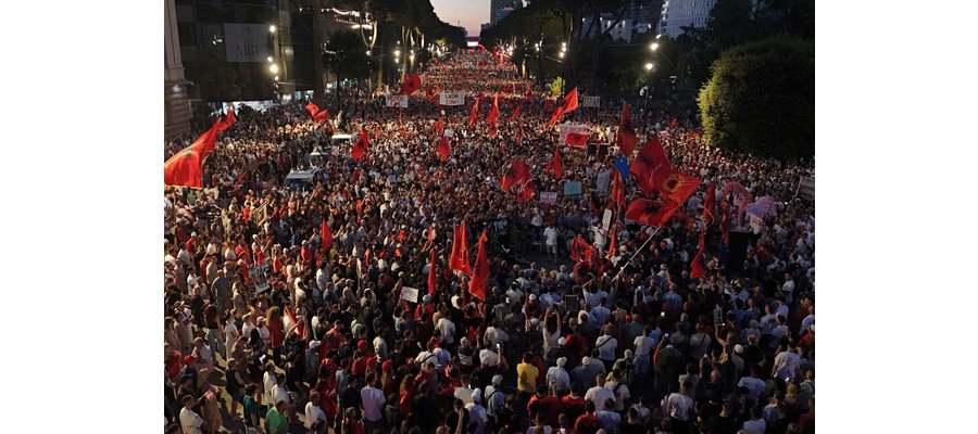 « L’Albanie n’est pas à vendre » : manifestations massives à Tirana contre un projet immobilier controversé lié à la famille Trump