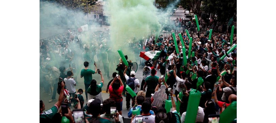 Feux d’artifice, chants et trompettes : les supporters mexicains ont encore sorti le grand jeu pour empêcher les Anglais de dormir