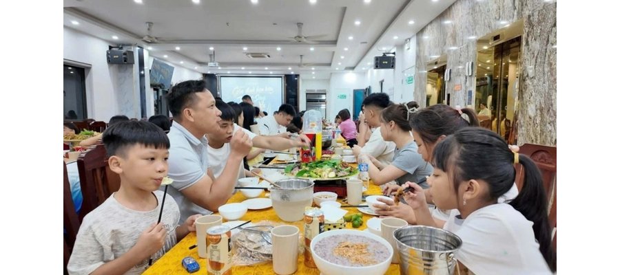 Les clients étant restés sur place à cause du typhon n° 1, le propriétaire de l'hôtel à Quang Ninh a abattu un cochon et organisé un festin pour les remercier.