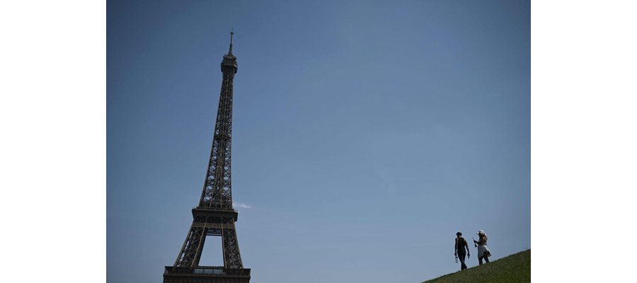 Grève et fermeture de la tour Eiffel après l’éviction du personnel féminin lors de la visite d’une délégation hindoue