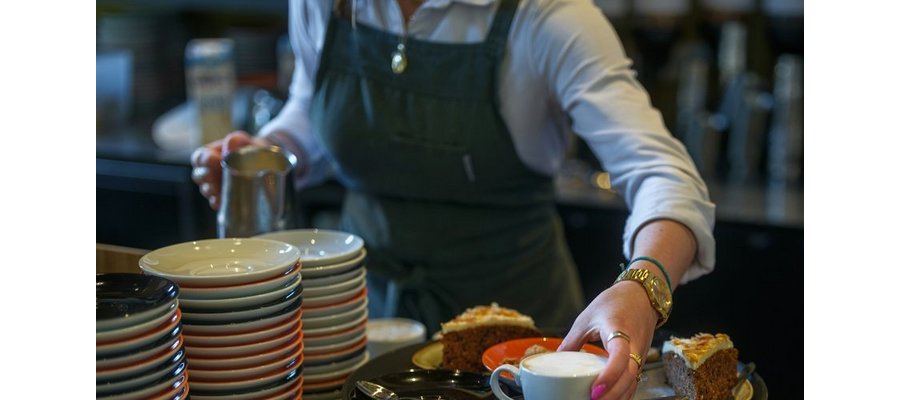 Elle travaillait comme serveuse pendant son arrêt maladie : trahie par un avis Google, la salariée est licenciée