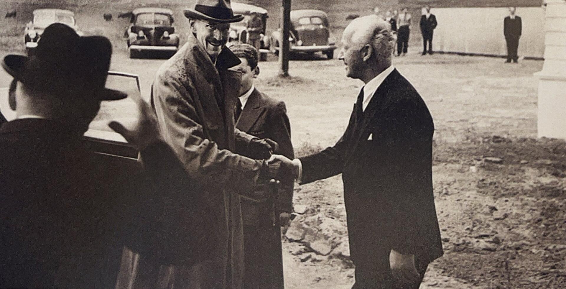 Bilde tatt ved en senere anledning da Kong Haakon ankom Sola Strandhotell i 1937. Foto: Lånt fra jubileumsboken «Gjest ved havet»