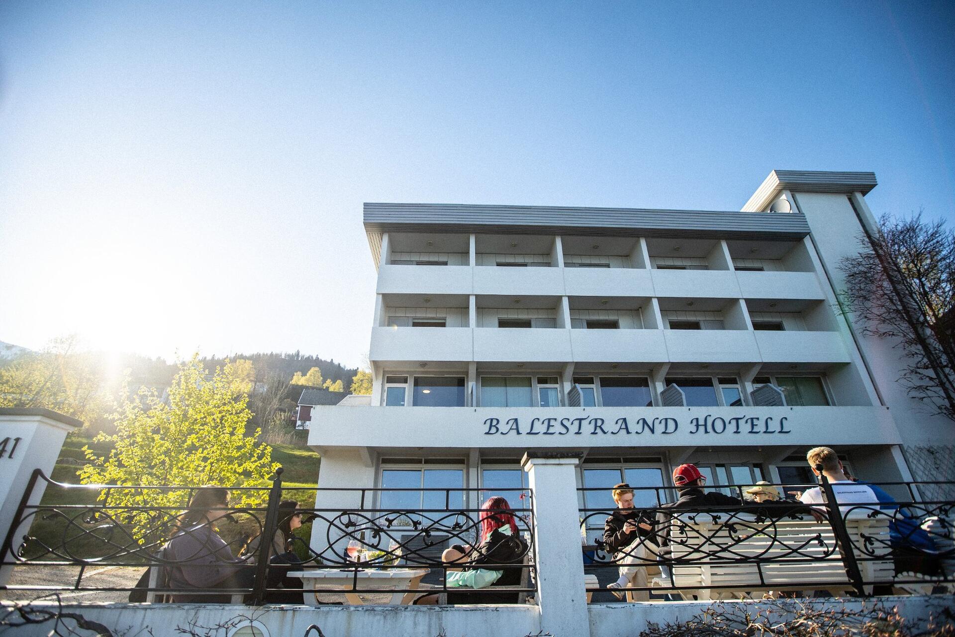 SATSER: Kjartan Lauritzen har tatt over det familieeide hotellet Balestrand hotell med mål om gjøre bygda kul igjen. Foto: Rainer Kleve / Nettavisen