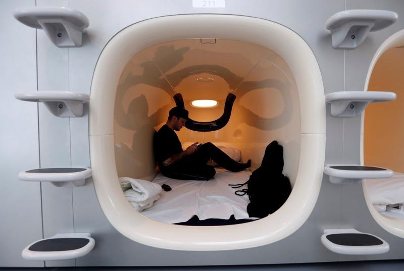 Den japanske hotellkjeden Nine Hours er opptatt av ni timers søvn, derav navnet. Her kan man smette inn i en liten kapsel, og få noen timer på øyet. Foto: Kim Kyung-Hoon / Reuters / NTB
