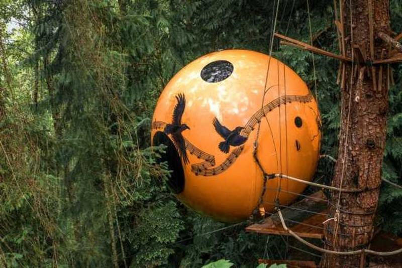 I Canadas skoger kan du nyte livet i en av Free Spirit Spheres' sovekuler. Her er «Melody» avbildet. Foto: Freespiritspheres.com / Free Spirit Spheres