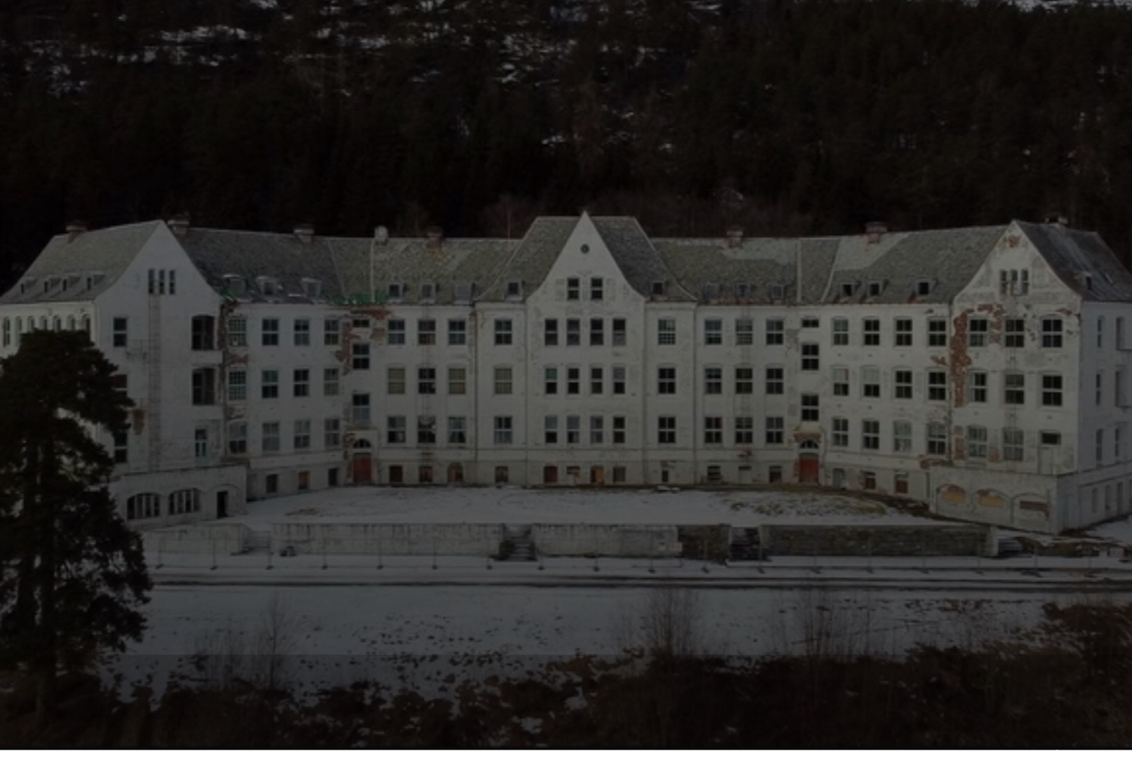 I over 100 år har det sett utover fjorden