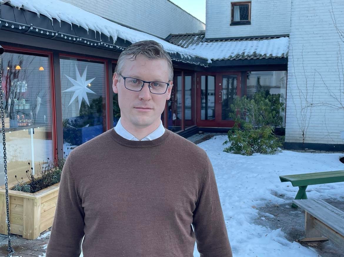 Hotelldirektør Kristoffer (38) permitterer mange ansatte: – Det er krevende tider