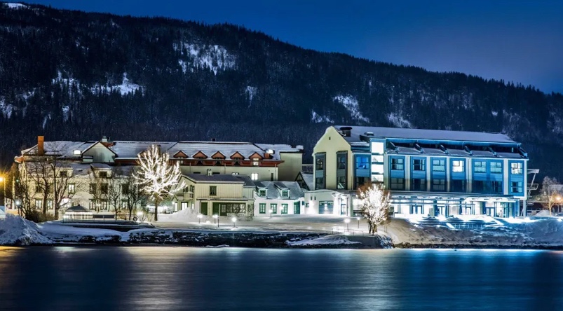 Løvold Strand legger 229 år gammelt hotell ut for salg