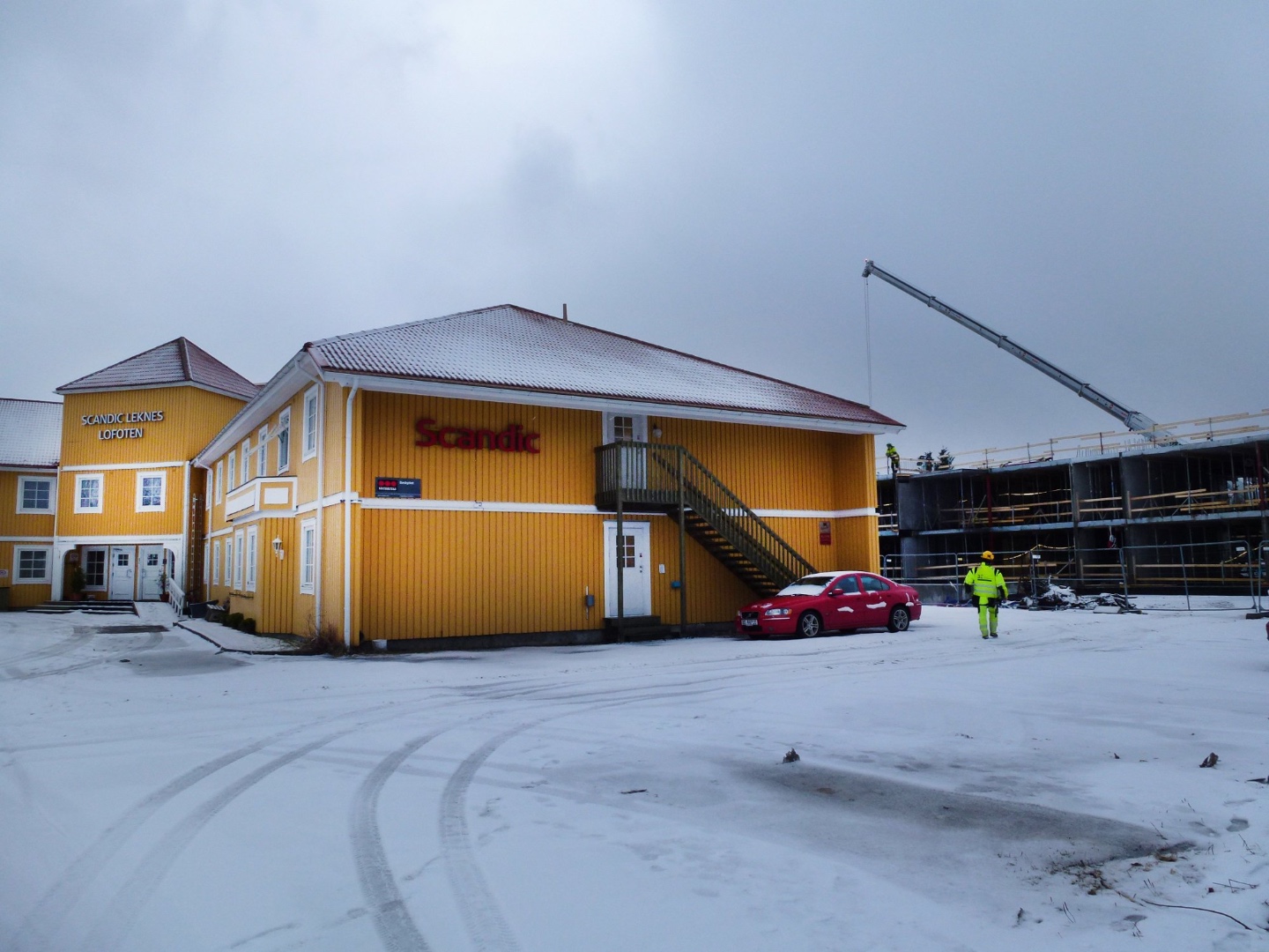 Naboen bygger, og nå skal hotellet bestemme seg