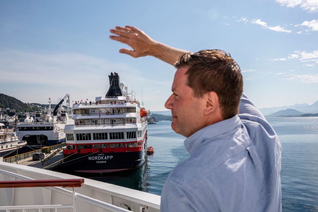 Hurtigruten rigges om – Skjeldam skal styre skuta fra London