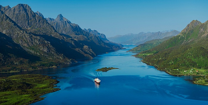 Hurtigruten med nytt hybridskip i rute langs norskekysten