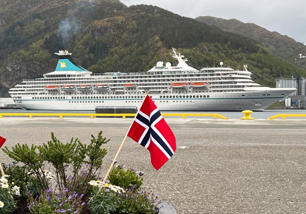 Cruiseturistane fekk oppleve både barnetog og folketog