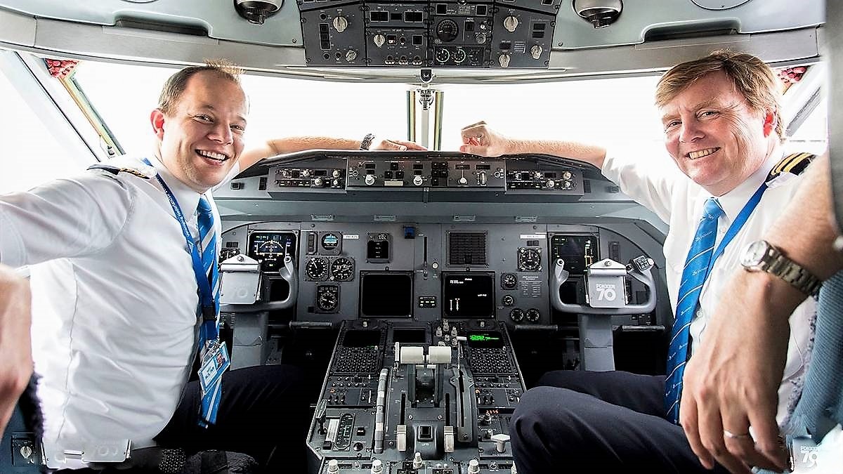 Kongen har flydilla og har deltidsjobb som pilot