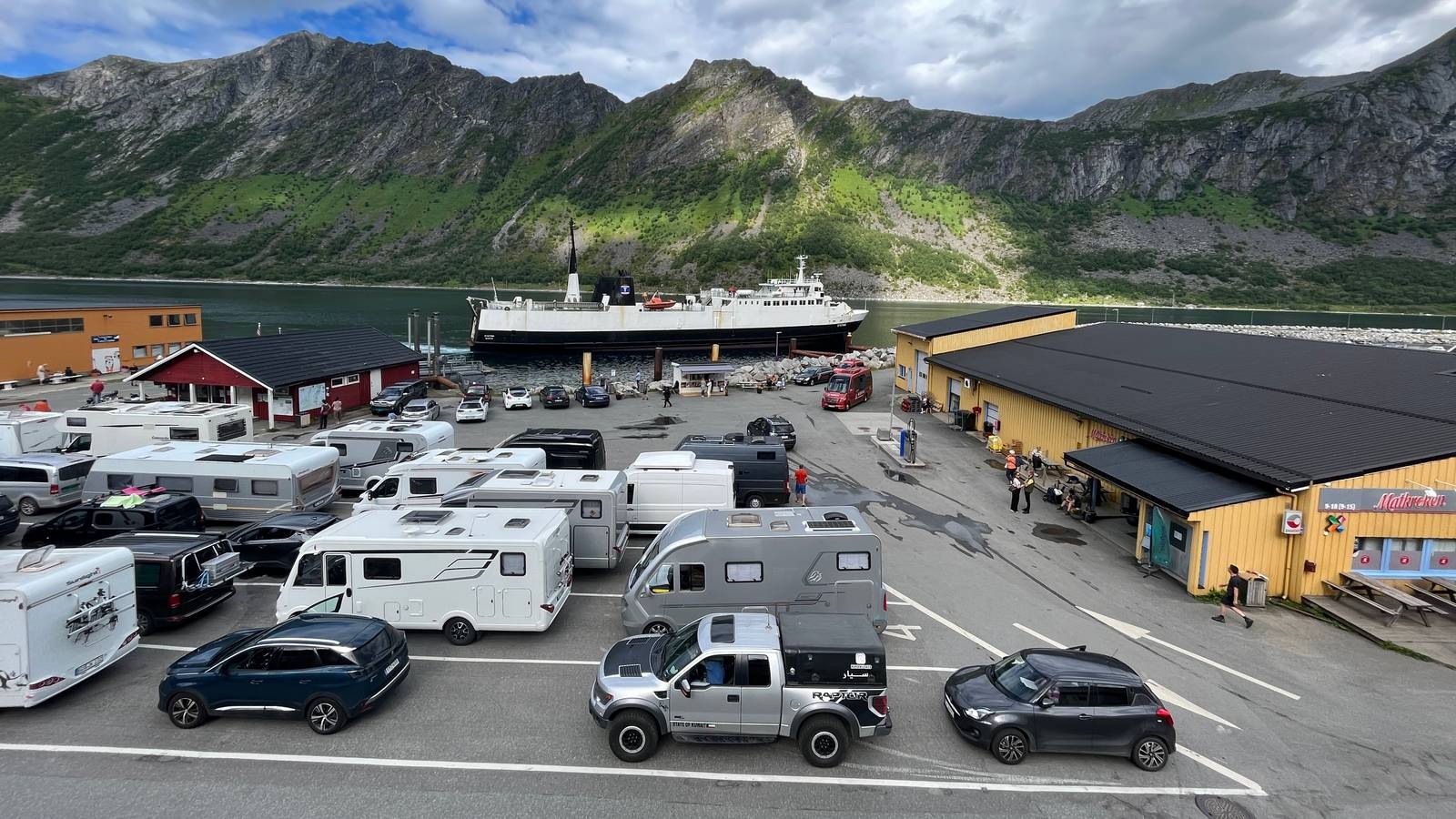 Turistboom gir fergekaos – overnatter på fergeleiet