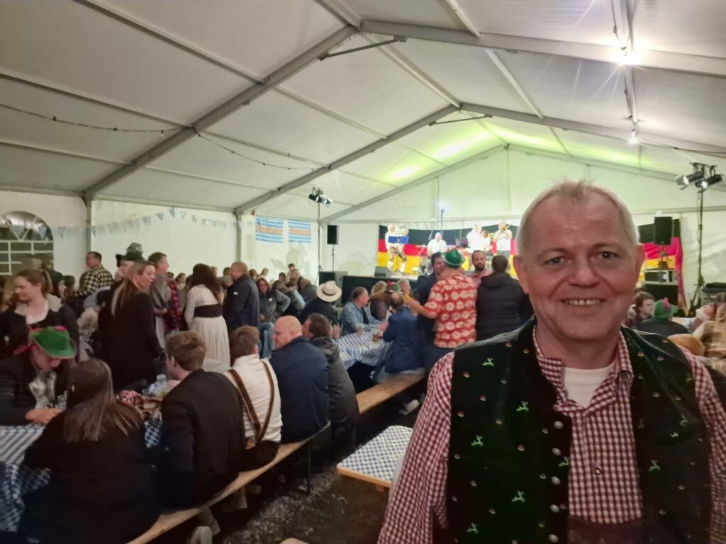 Alt klart for helgens Oktoberfest: – Bratwurst, lederhosen og god stemning