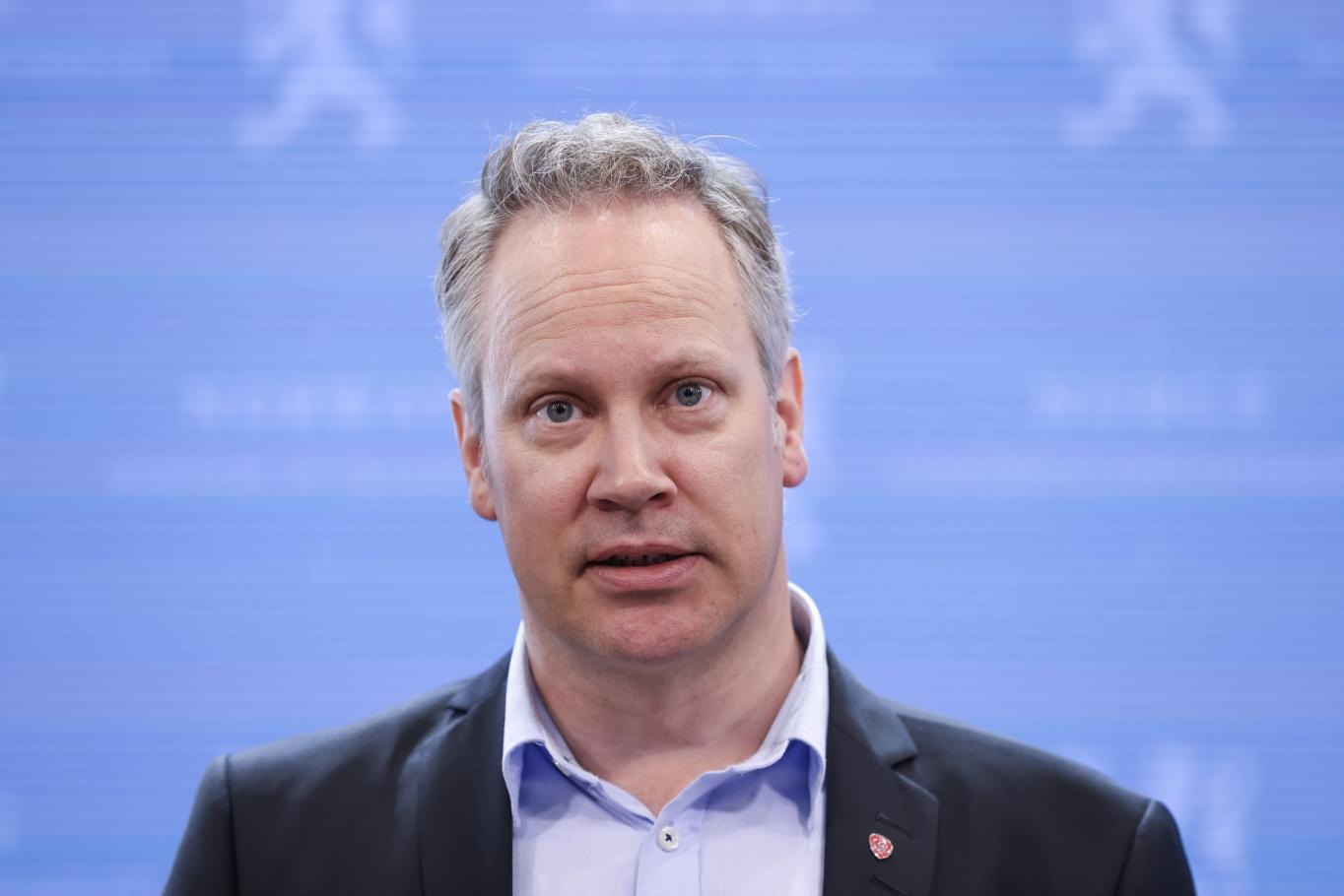 Omstridt flyavgift utsatt minst en måned