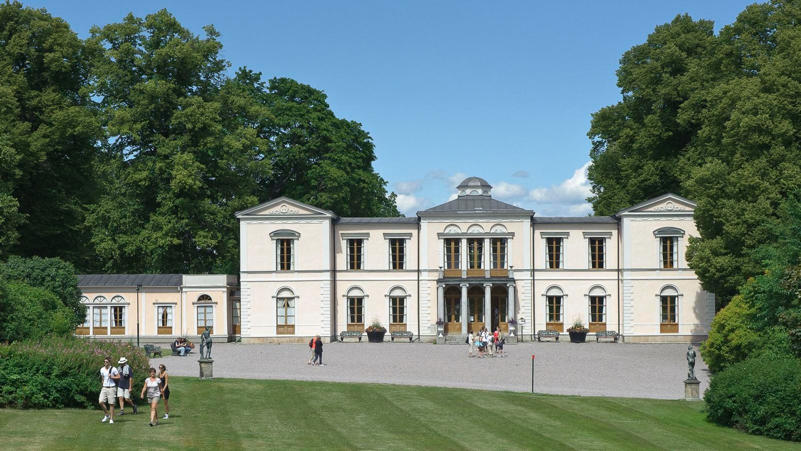 Svenskekungen stenger flere slott
