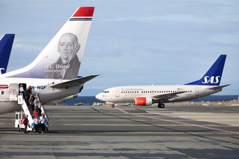 Hva skjer om noen blir alvorlig syke eller dør om bord på flyet?