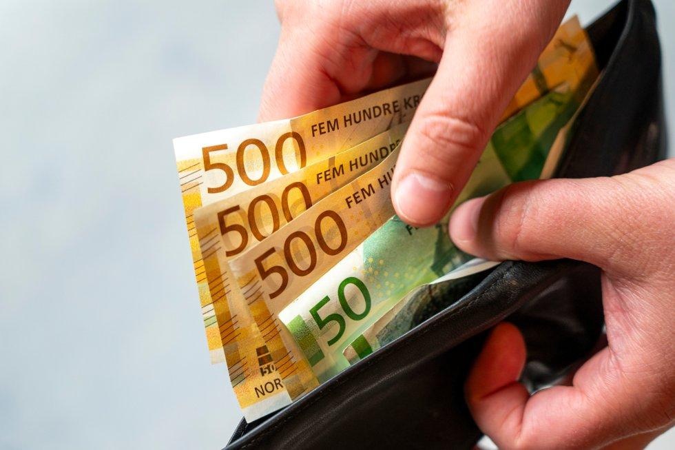 Svak kronekurs rammer norske turister – professor mener styringsrenta må opp