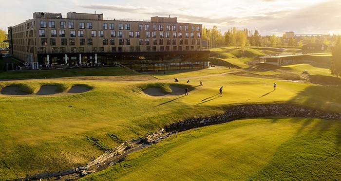 Strawberry overtar driften av Lily Country Club