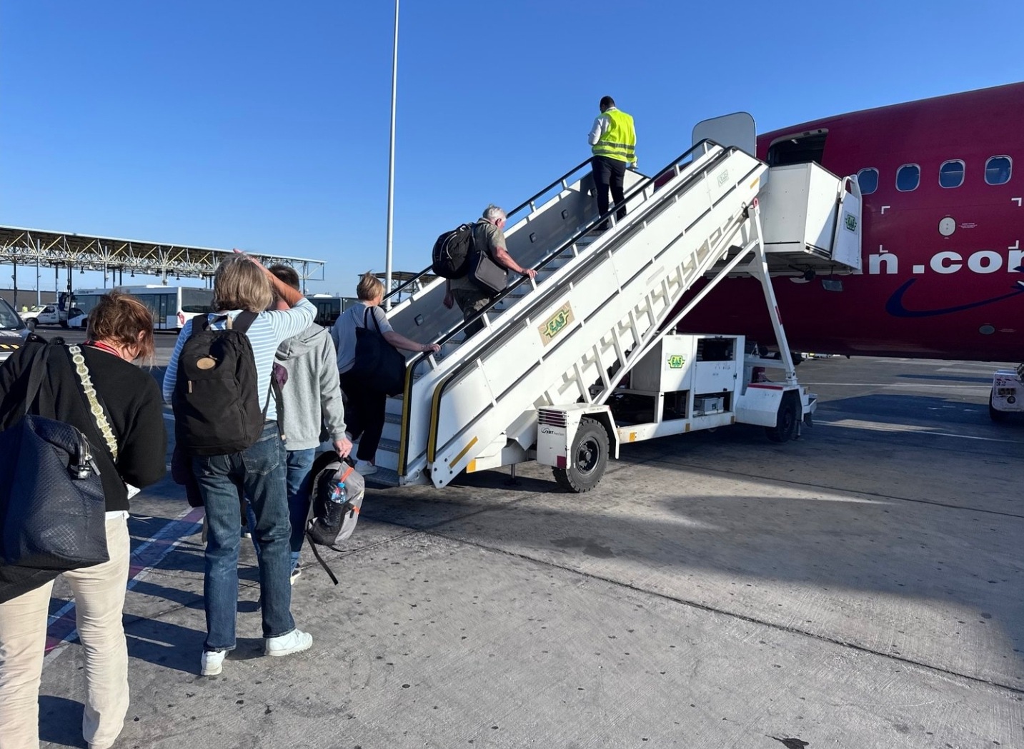 - Dette går ikke lenger. Få av deg ryggsekken