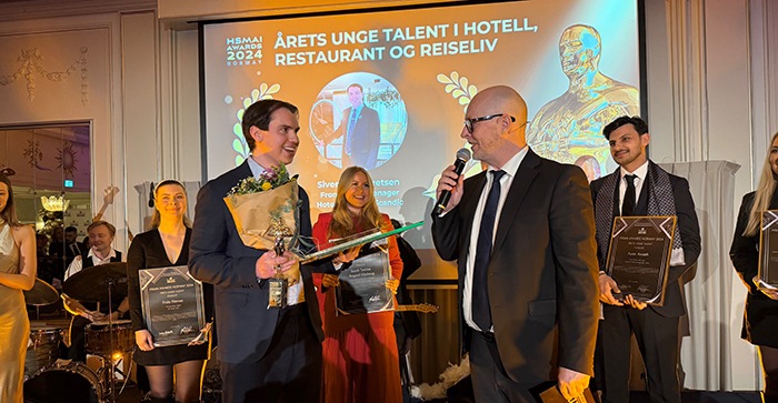 Sivert (27) kåret til årets unge talent i hotellbransjen