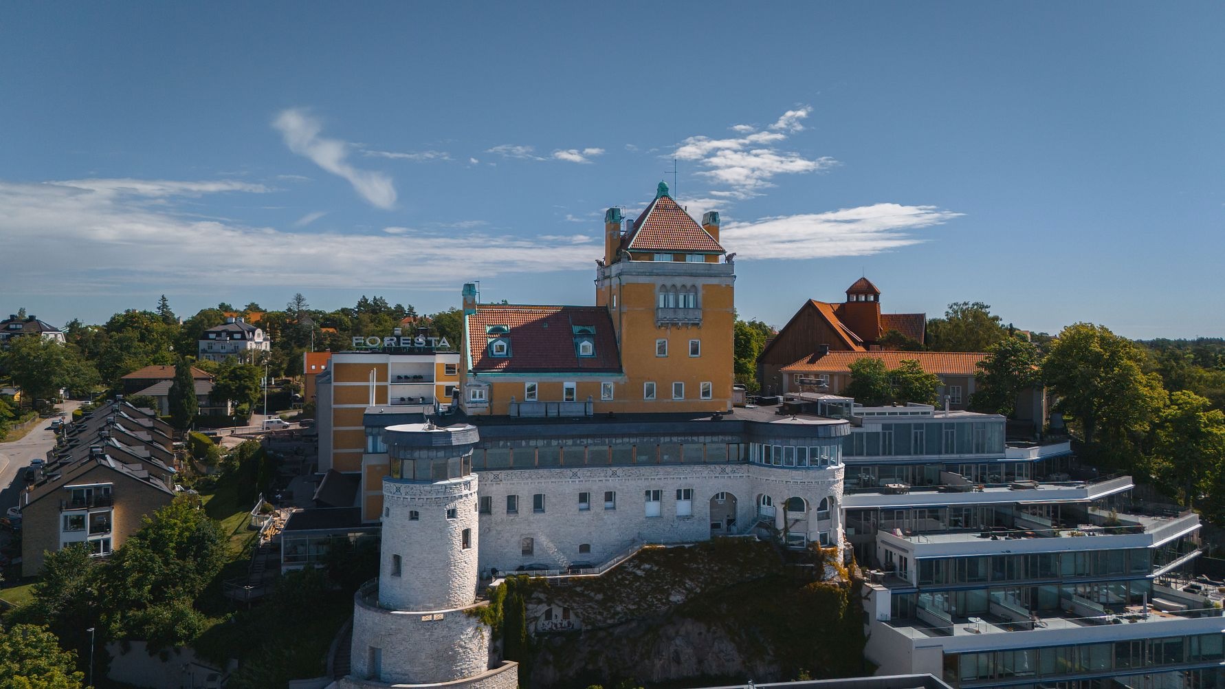Villa Foresta firar Pride med färgstarka upplevelser och Regnbågsbar i samarbete med Stockholms Bränneri