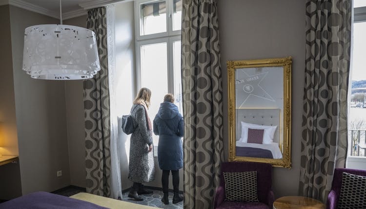 Les hôteliers suisses sont en colère contre la plateforme de réservation. «Booking développe sa position de leader sur le marché avec notre argent!»