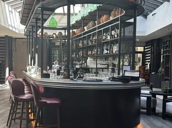 Patrick Bruel propriétaire d'un sublime hôtel dans le Vaucluse : une célèbre amie lui rend visite et dévoile des lieux somptueux