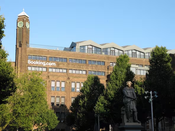 Plus de 10'000 hôtels attaquent Booking.com en justice