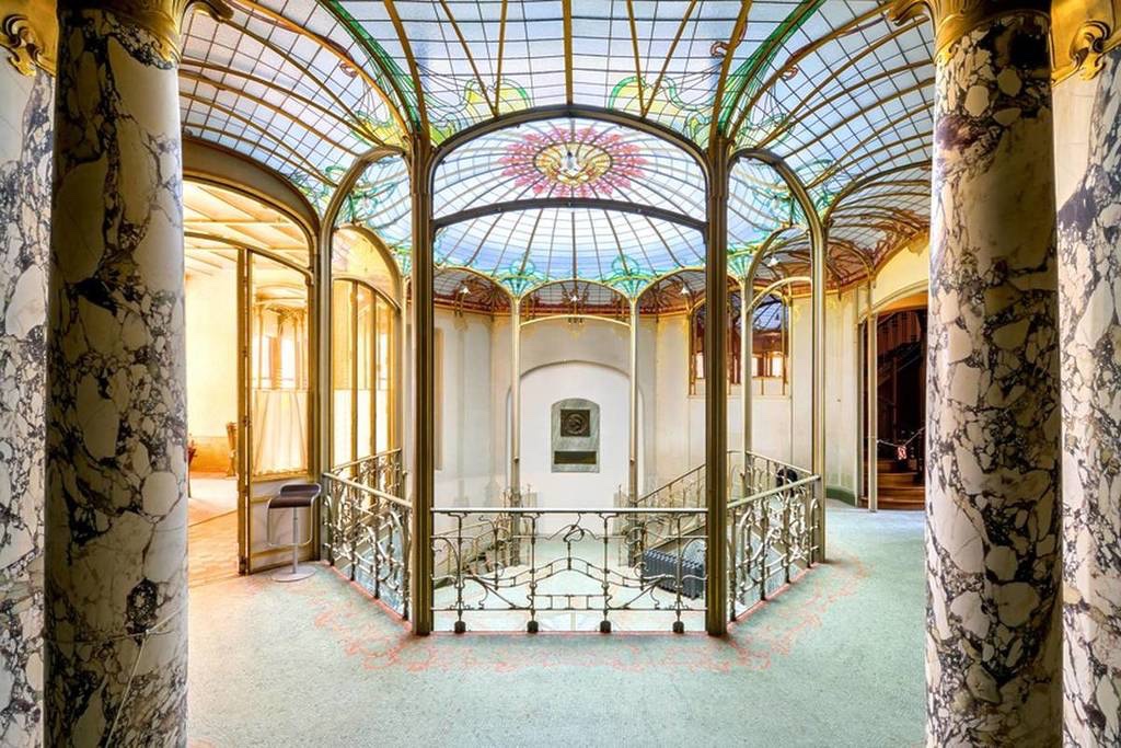 Avec ses jeux de lumière et ses formes inédites, ce bâtiment bruxellois inscrit au patrimoine mondial de l’UNESCO cache un trésor d’Art nouveau que vous n’avez sûrement jamais remarqué