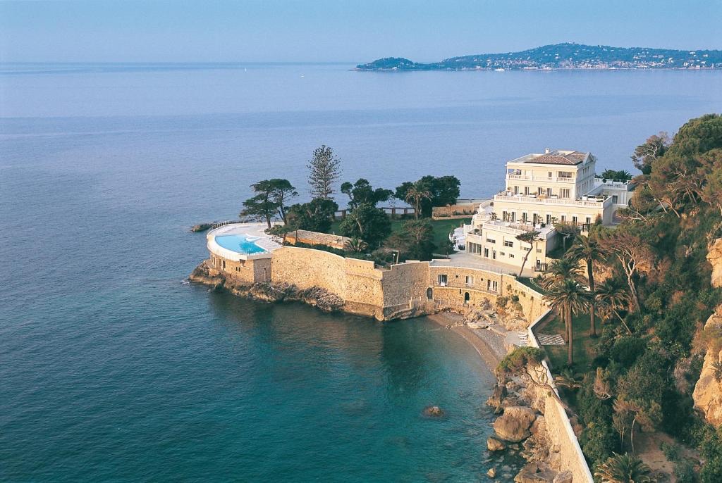 La famille Arnault s’offre l’Hôtel Cap Estel dans une opération off-market