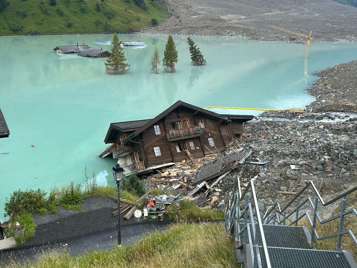 Épargné par la montagne, le dernier hôtel de Blatten meurt quand même