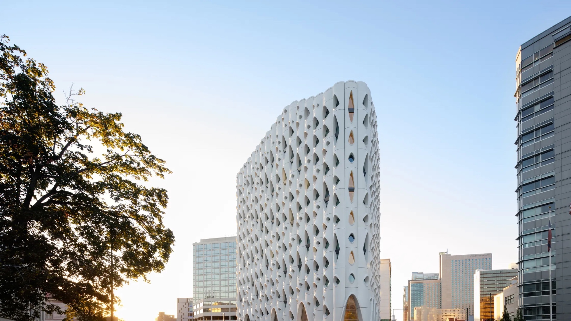 Cet hôtel est une folie architecturale aux allures de cabane urbaine