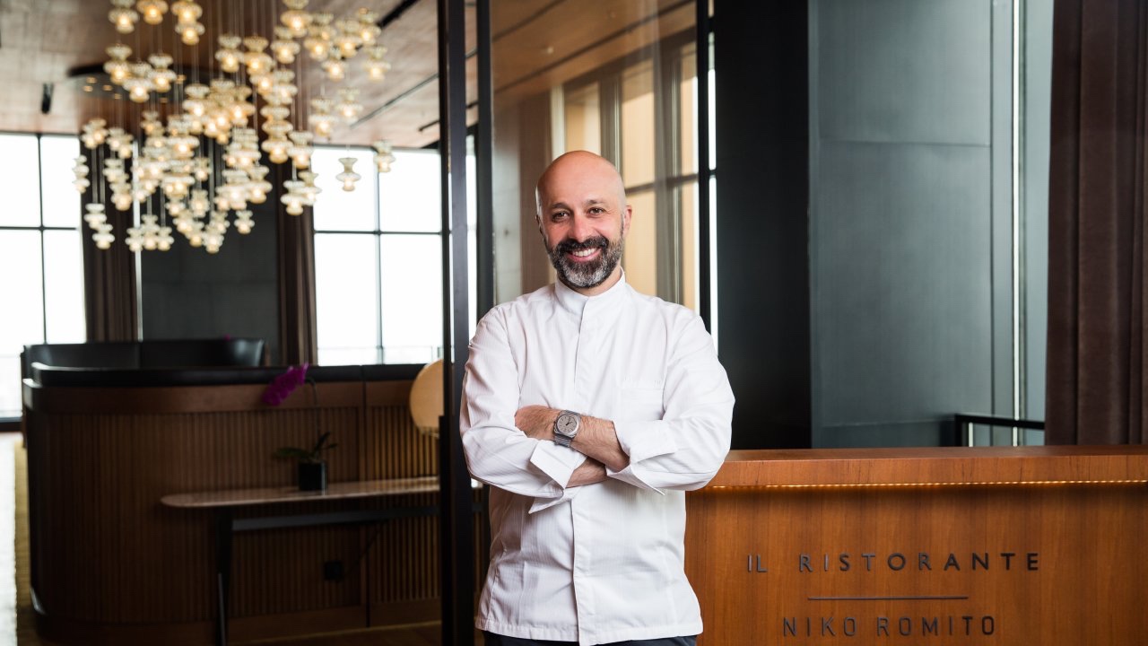COMMENT LE CHEF TROIS ÉTOILES NIKO ROMITO EST DEVENU UNE STAR CULINAIRE MONDIALE